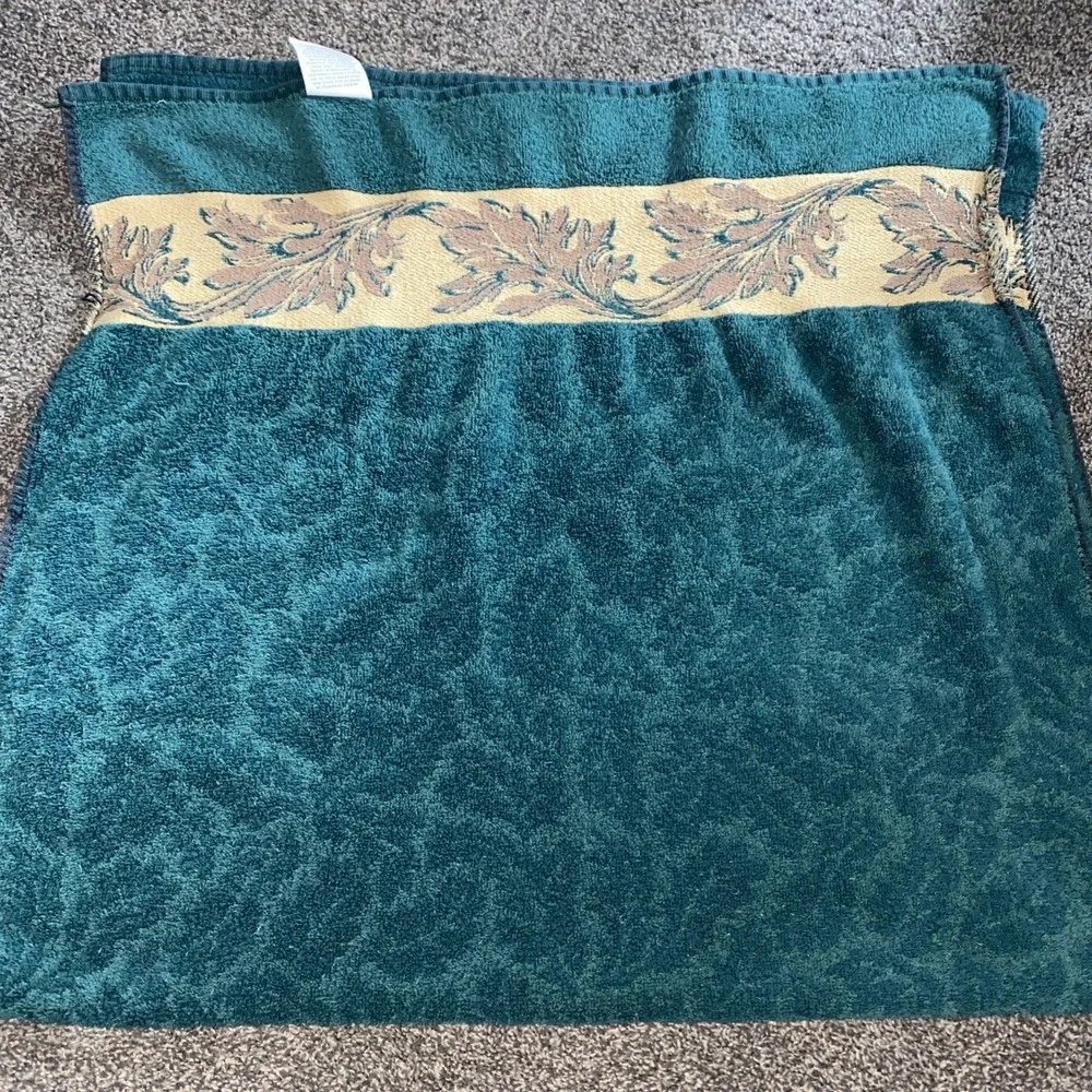 Vintage WAMSUTTA Bath Towel Sculpted L Forest Green Floral 25